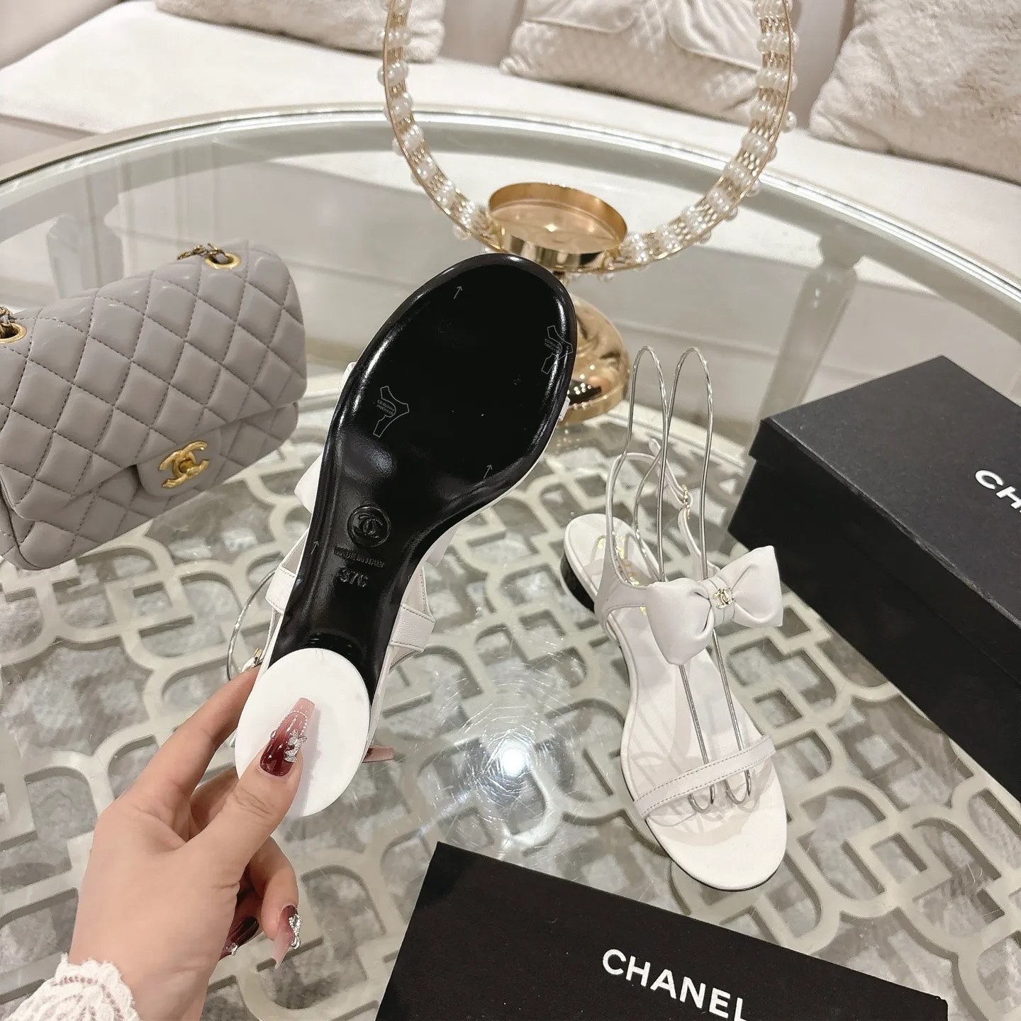 👟👟Ex-factory price 560👟👟 CHANEL 25ss spring and summer new counter top double C bow sandals. This classic design; bow with double C embellishment, playful and elegant, multiple color matching elements... Diversified mix and match is very beautiful and versatile, very light and comfortable on the feet, super delicate and elegant... ꫛꫀꪝ Go➫ Material: Upper: Original customized imported sheepskin Inner: Original custom-made sheepskin lining Outsole: Original custom-made Italian through-dyed genuine leather outsole Size: 35–40 (40 and 41 are custom-made and cannot be returned or exchanged)